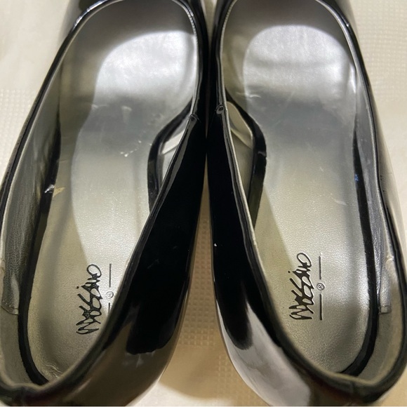 Mossimo Black Patent Pumps. 4 inch heel. - Picture 5 of 10